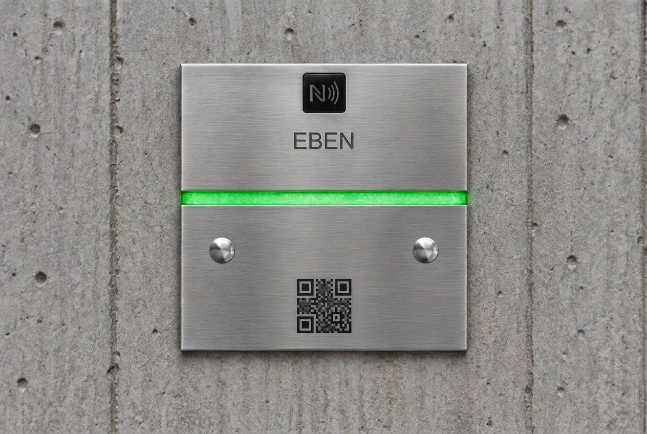 Metallisches EBEN Meterriss-Schild mit durchgehender horizontaler Kerbe und magnetisch aufgesetztem schwarzem Sensor
